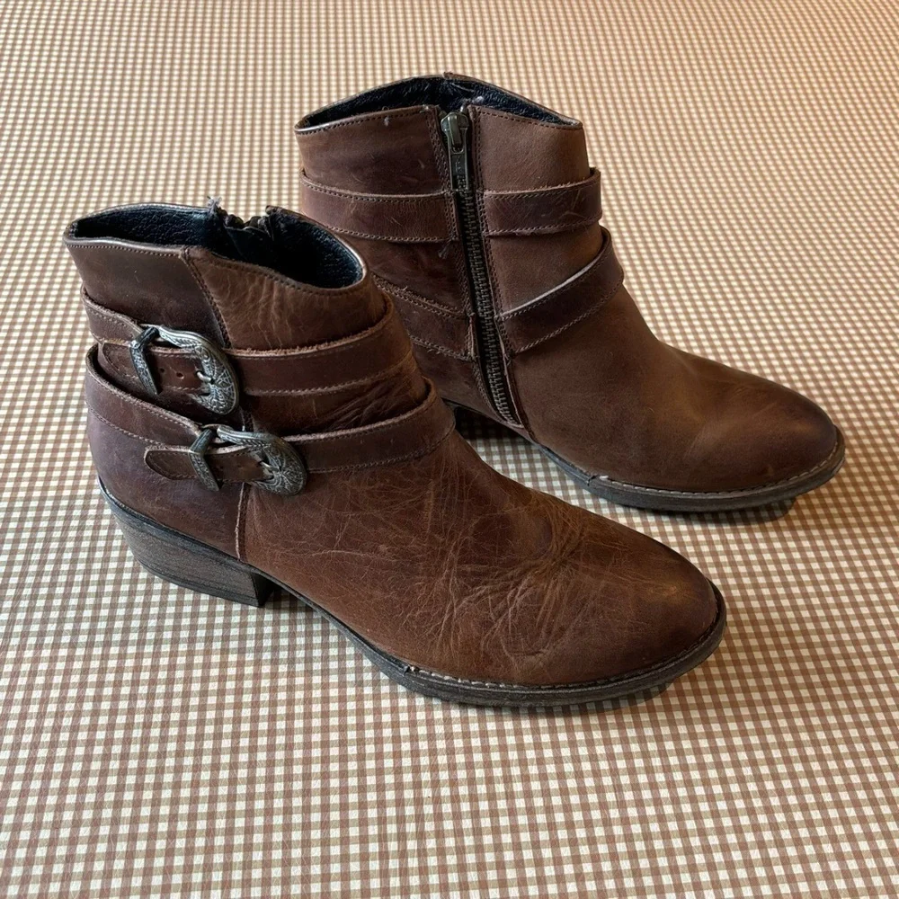 Sterling River short leather boots booties with buckles. Size 9